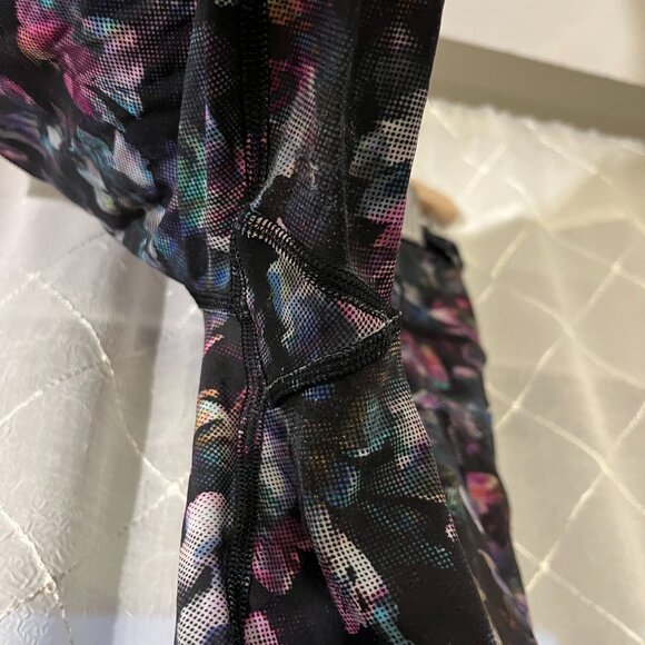 Black floral lululemon leggings size 8 - Picture 6 of 8